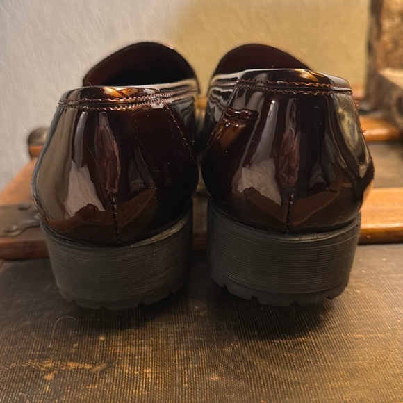 Anne Klein flex patent leather loafers. Burgundy. - Picture 5 of 6